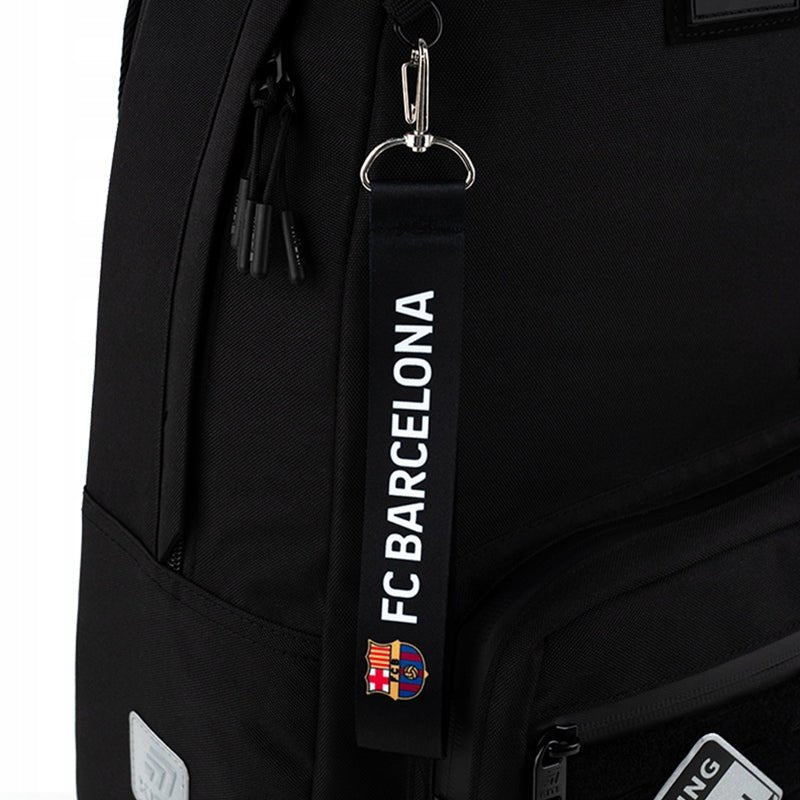 Brelok FC Barcelona przypięty do plecaka