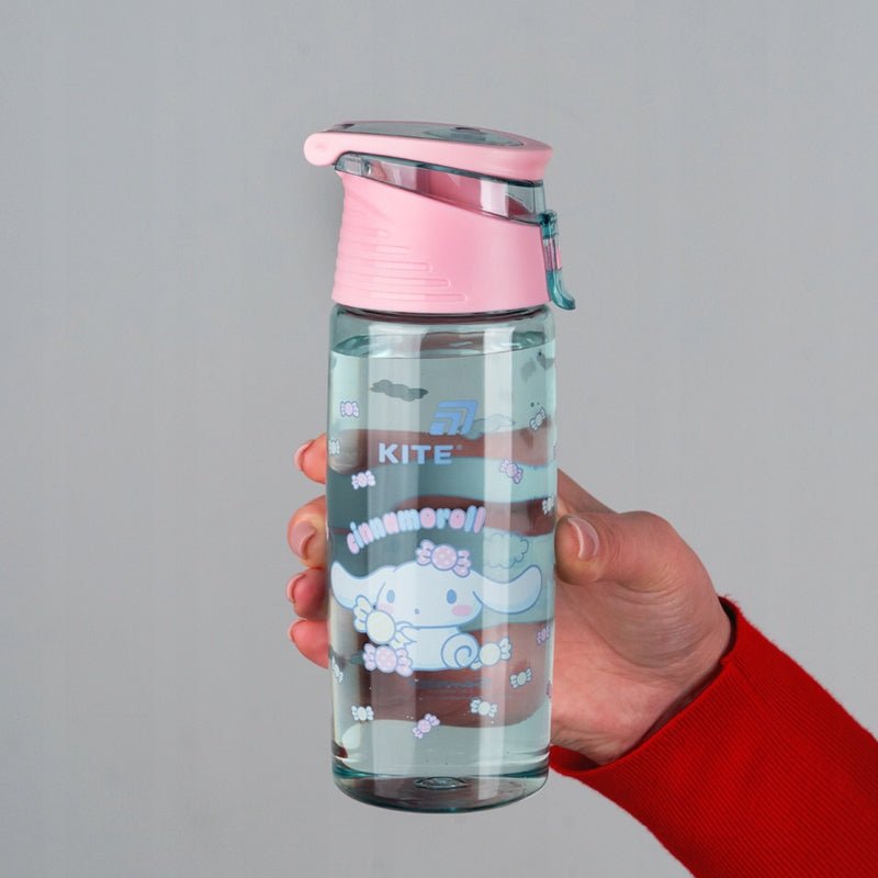 Butelka z ustnikiem Kite – ergonomiczny kształt bidonu Cinnamoroll w dłoni dziecka.