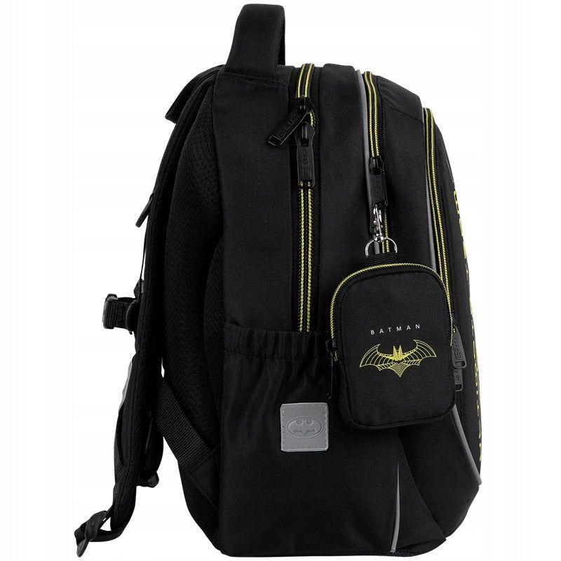 Widok z boku plecaka Kite Batman z przypiętym do karabińczyka portfelikiem, który znajduje się w zestawie.