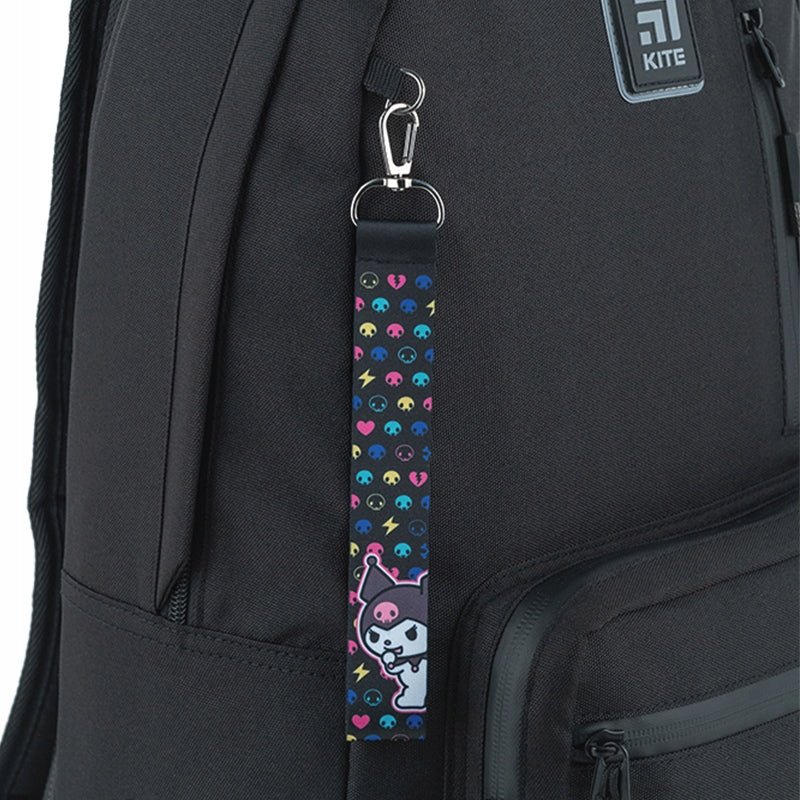 Brelok Kuromi Kite przypięty do plecaka
