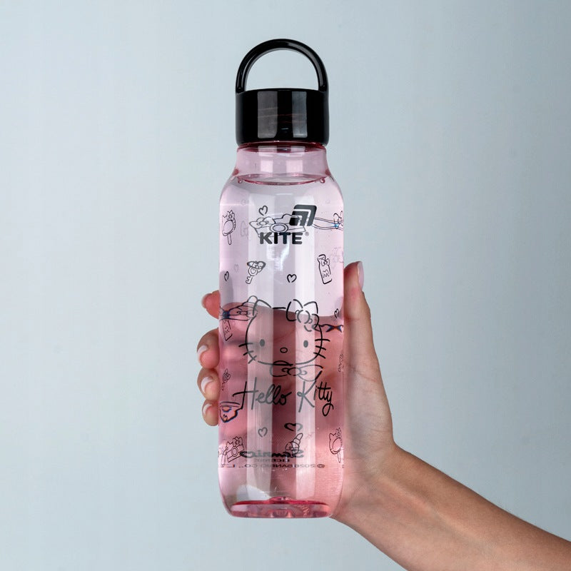 Dziecko trzymające butelkę tritanową Kite Hello Kitty 670 ml z pętlą