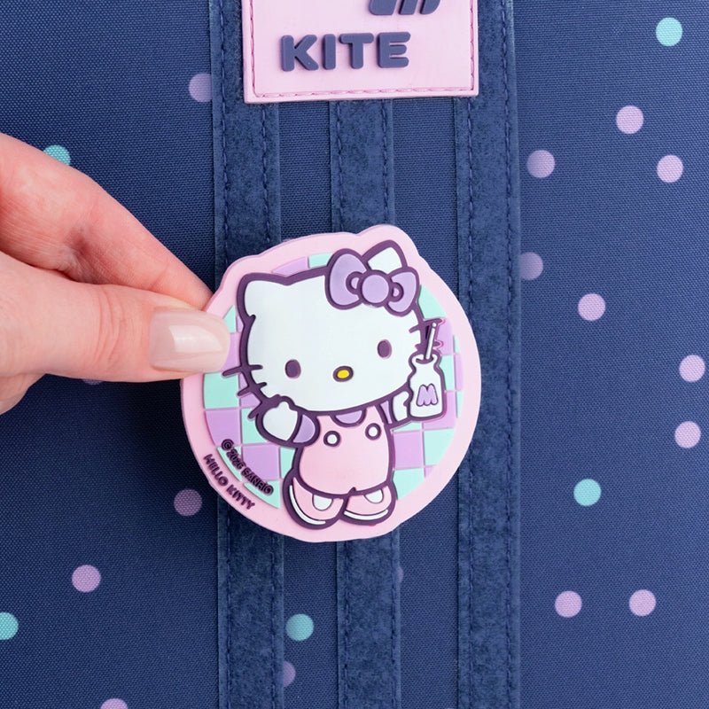 Naszywka na plecak z wizerunkiem Hello Kitty w różowym kolorze.