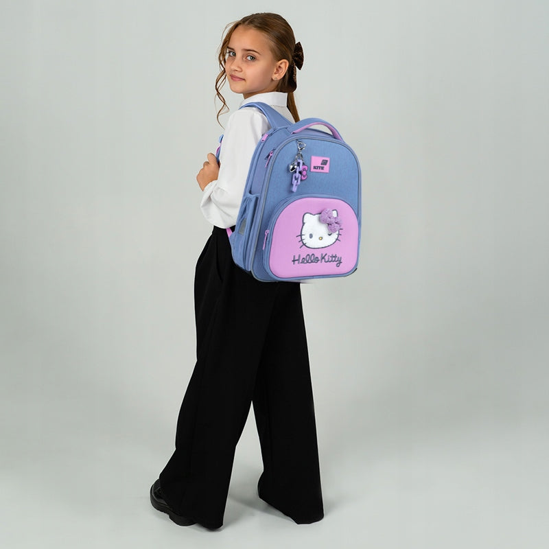 Plecak szkolny Hello Kitty Kite noszony przez dziecko – ergonomiczne dopasowanie