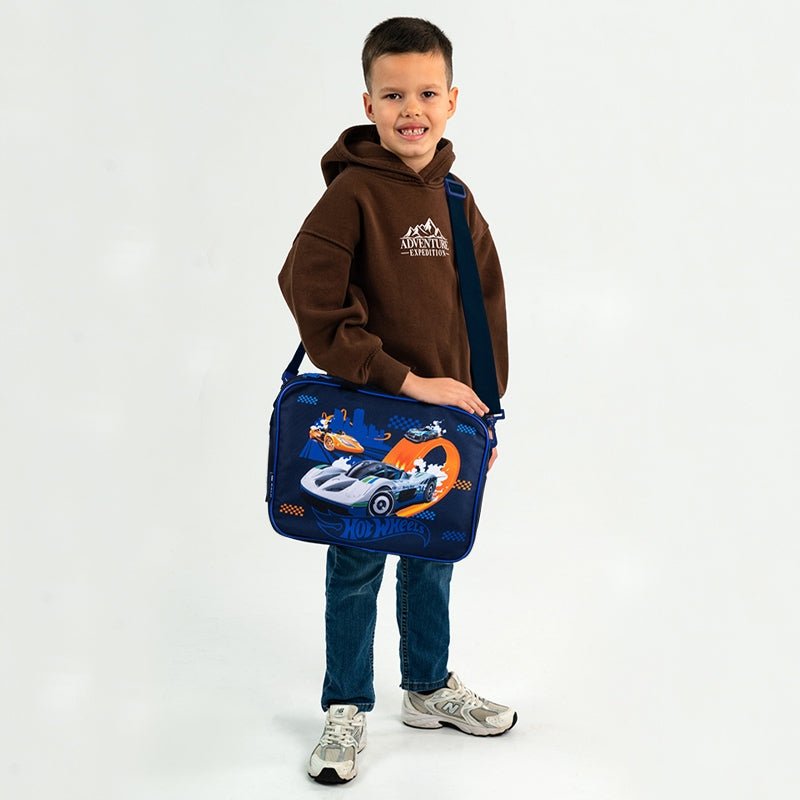 Torba na ramię dla chłopca Kite Hot Wheels – wygodne noszenie teczki dzięki regulowanemu paskowi.