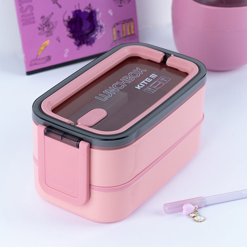Lunchbox Kite K23-183-3 na stole w użyciu, pojemnik na śniadanie dla dzieci