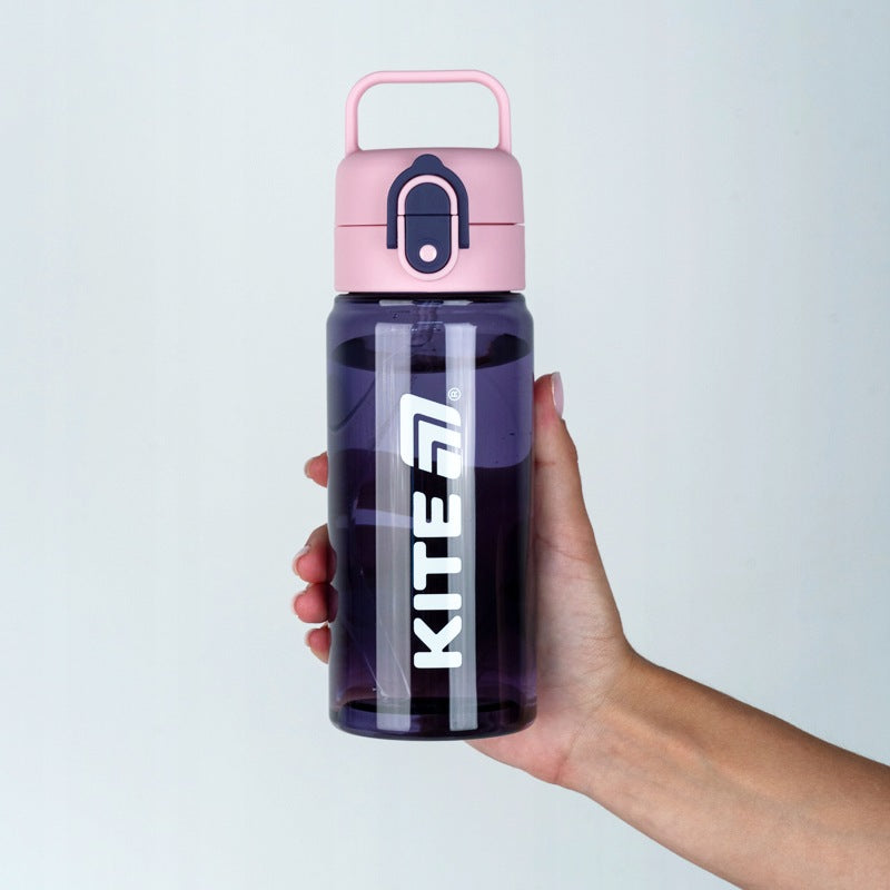 Fioletowa butelka tritanowa Kite 600 ml trzymana wygodnie w dłoni