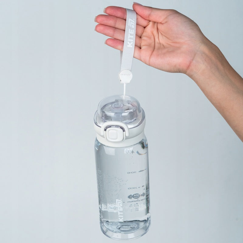 Ergonomiczny pasek tekstylny i uchwyt do przenoszenia białej butelki Kite 500 ml