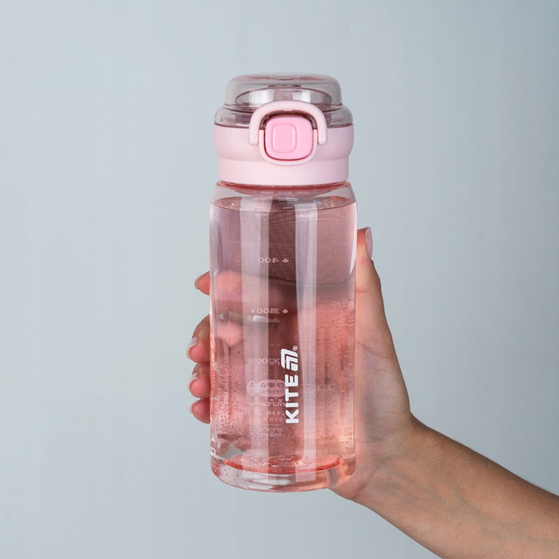 Różowa butelka tritanowa na wodę Kite 500 ml trzymana wygodnie w dłoni