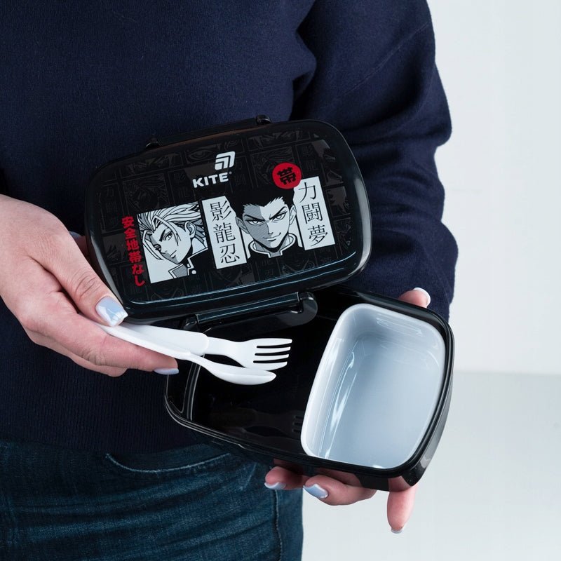 Czarny lunchbox Kite 750 ml ze sztućcami dla dzieci i młodzieży.