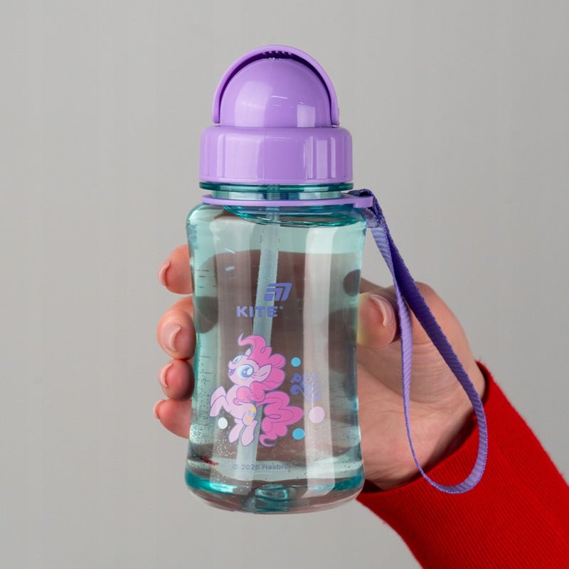 Butelka 350 ml w dłoni dziecka Kite – prezentacja małego rozmiaru i ergonomicznego kształtu.