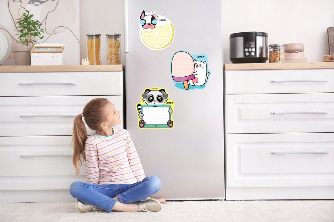 Dziecko rysuje na tablicy magnetycznej, tablica Kite K22-474-2 suchościeralna na lodówce