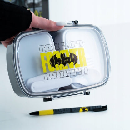 Zamknięty lunchbox Batman trzymany w dłoni, szkolny pojemnik na śniadanie dla dzieci