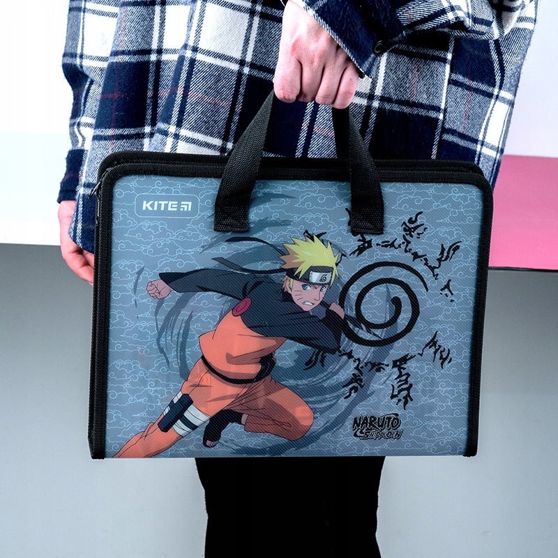 Teczka  Kite NR23-202 Naruto trzymana w dłoni, torba szkolna na rysunki i zeszyty
