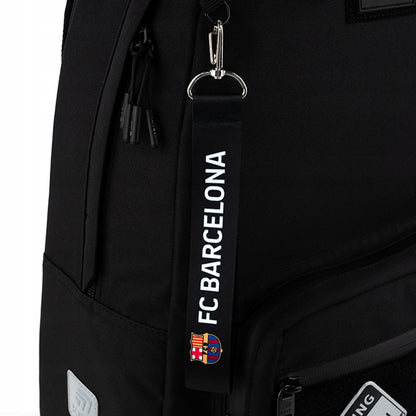 Brelok FC Barcelona przypięty do plecaka