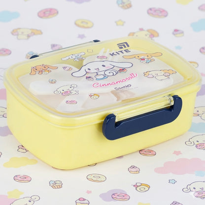 Żółty lunchbox Kite Cinnamoroll z przezroczystą pokrywką i solidnymi zatrzaskami.