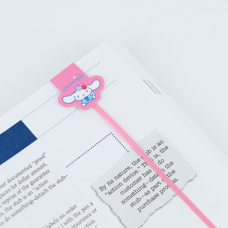 Delikatna zakładka magnetyczna Kite Sanrio wpięta w chłopięcy lub dziewczęcy zeszyt.