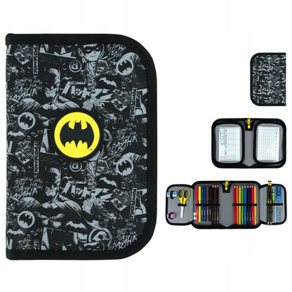 Prezentacja czarnego piórnika Batman Kite pod różnymi kątami, ukazująca wysoką jakość nadruku 3D i logotypu.