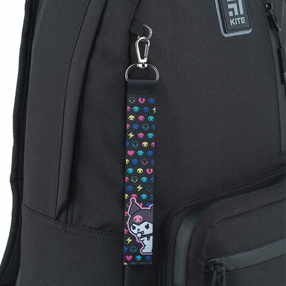 Brelok Kuromi Kite przypięty do plecaka