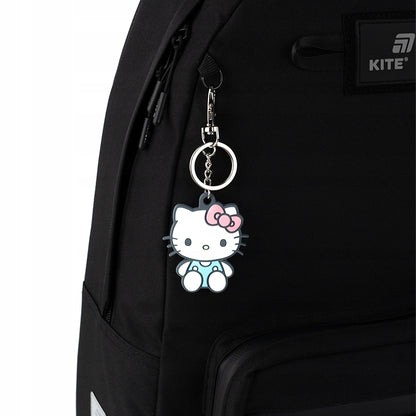 Brelok Hello Kitty przypięty do plecaka