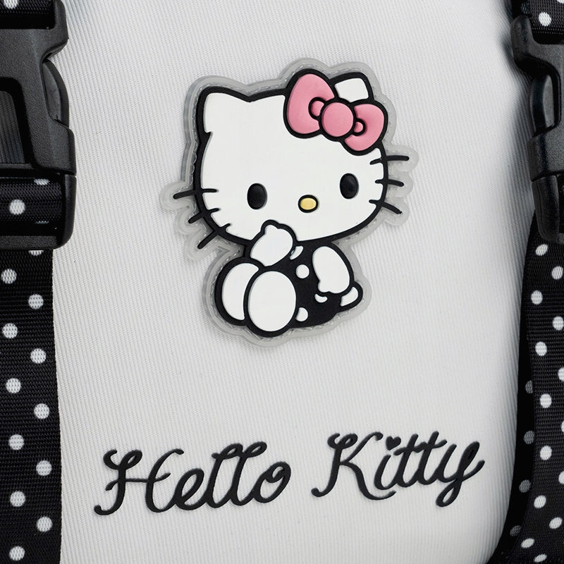 Zbliżenie na wysokiej jakości gumową naszywkę 3D z uroczy wizerunkiem Hello Kitty na froncie plecaka.