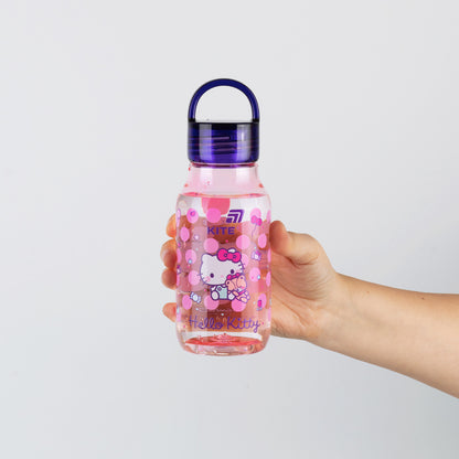 Dziecko trzymające różową butelkę tritanową Kite Hello Kitty 430 ml