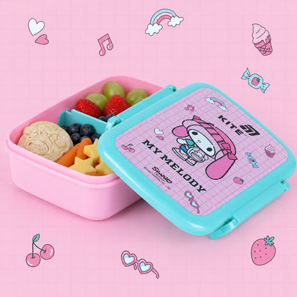 Otwarta śniadaniówka My Melody wypełniona kolorowymi przekąskami.
