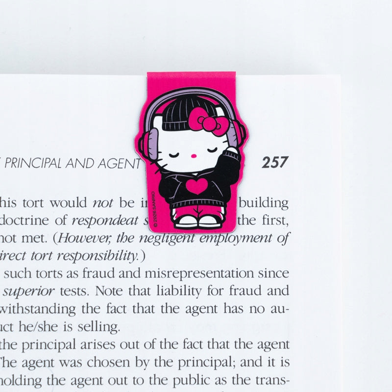 Dziewczęce artykuły papiernicze z kotkiem Hello Kitty.