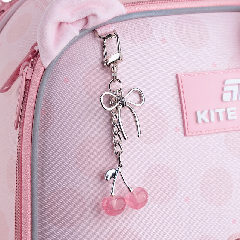 Tornister szkolny Hello Kitty Kite – ozdobny brelok przy zamku błyskawicznym