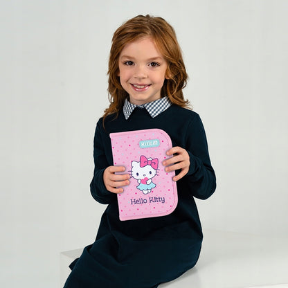 Dziewczynka trzymająca zamknięty piórnik Kite Hello Kitty, prezentująca jego kompaktowy rozmiar i design frontu.