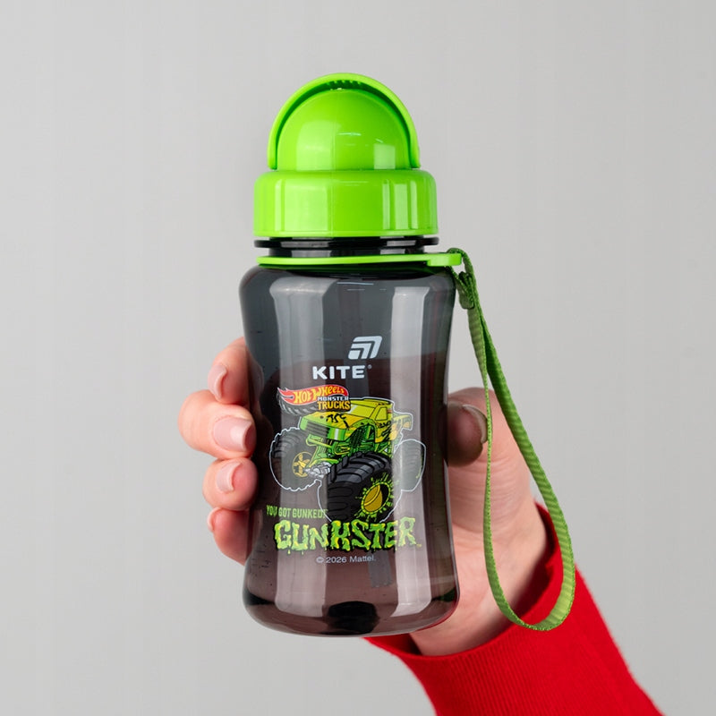 Mała butelka 350 ml w dłoni dziecka Kite – prezentacja ergonomicznego kształtu dopasowanego do przedszkolaka.