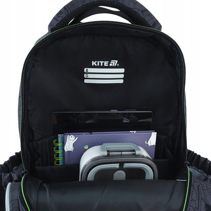 Wnętrze plecaka Kite z dwiema komorami i gumką stabilizującą książki.