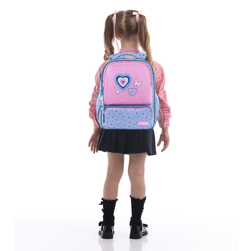 Kolorowy plecak Kite Kids K25-559XS-1 z ergonomicznymi ramiączkami na pastelowym tle
