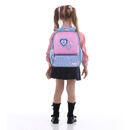 Kolorowy plecak Kite Kids K25-559XS-1 z ergonomicznymi ramiączkami na pastelowym tle