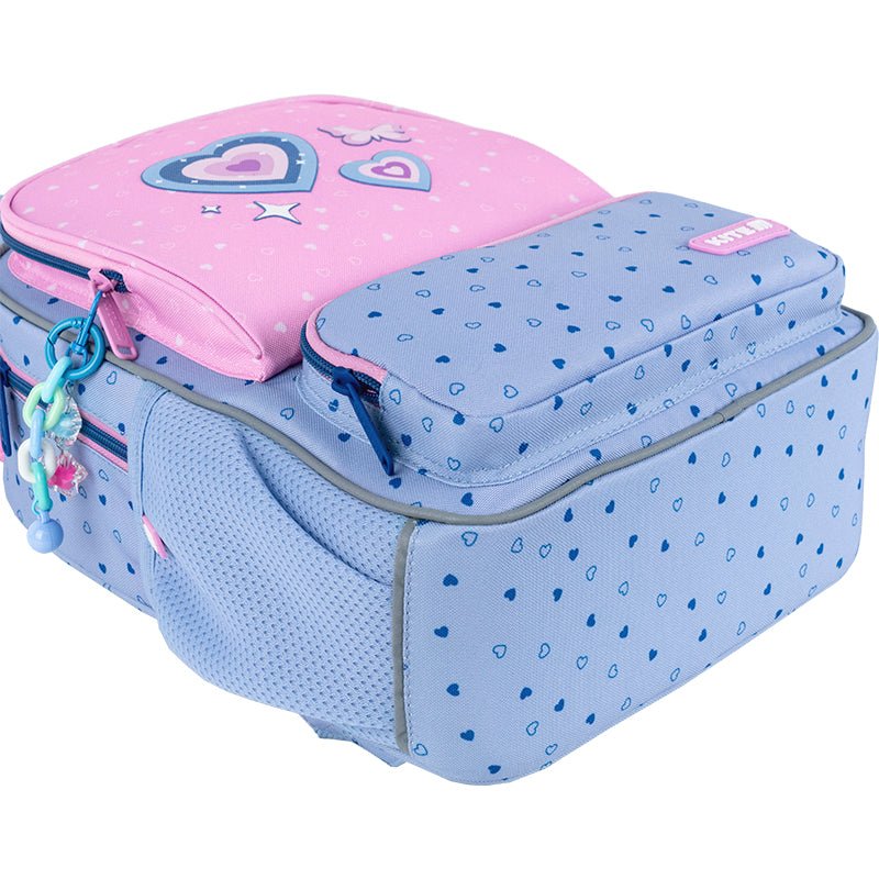 Plecak Kite Kids K25-559XS-1 z lekkiego tekstylu, niezawodną fasonerią i wzmocnionym dnem na białym tle