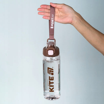 Ręka trzymająca butelkę tritanową Kite 800 ml za wygodną rączkę