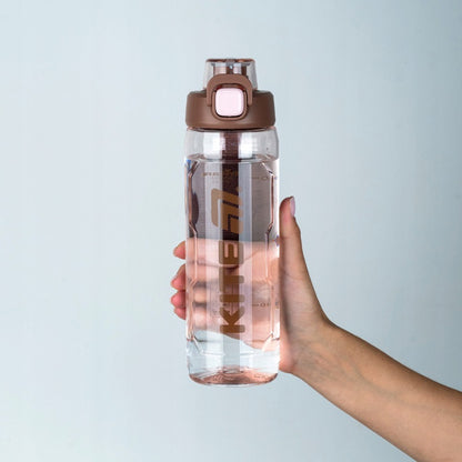 Ręka trzymająca butelkę tritanową Kite 800 ml 