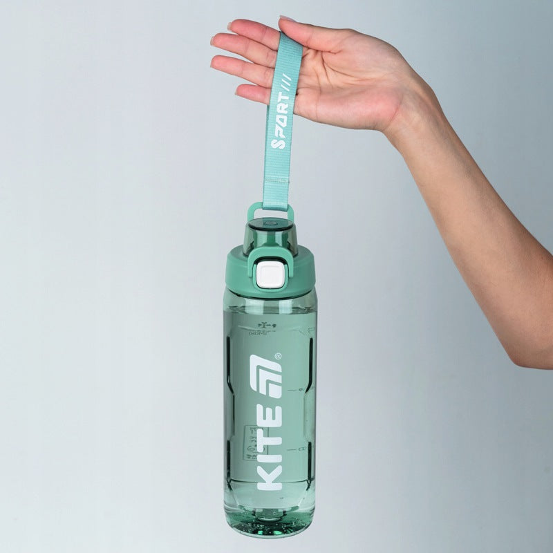 Ręka trzymająca butelkę tritanową Kite 800 ml za wygodną rączkę