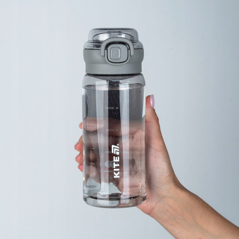 Szara butelka tritanowa na wodę Kite 500 ml trzymana wygodnie w dłoni