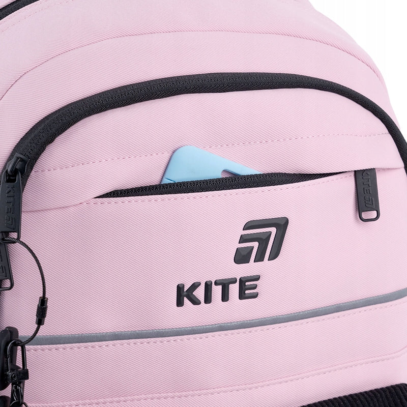 Detal plecaka Kite – logo marki i zamek błyskawiczny