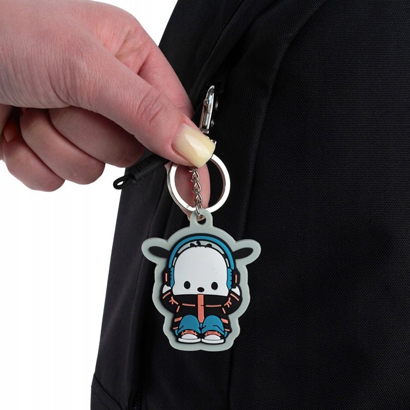 Breloczek do plecaka szkolnego z postacią z serii Sanrio Pochacco.