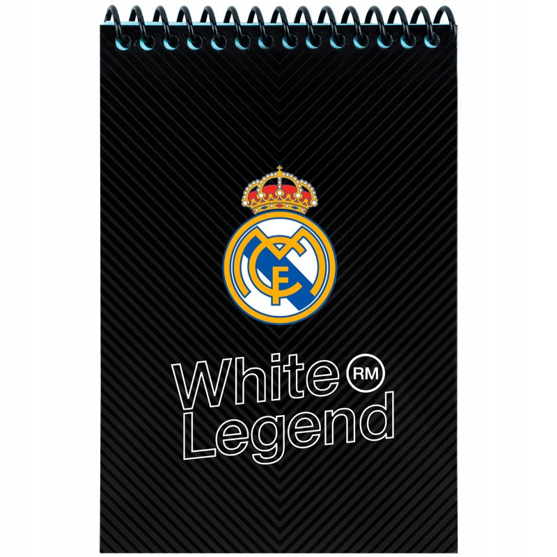 Mały notatnik spiralny dla chłopców z motywem piłkarskim Real Madrid.