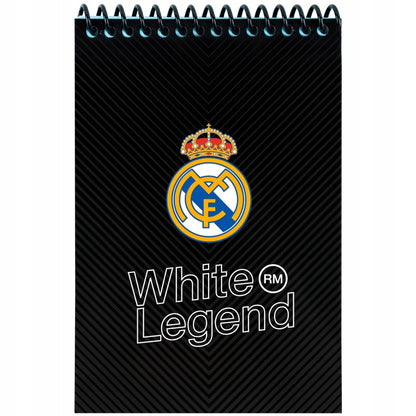 Mały notatnik spiralny dla chłopców z motywem piłkarskim Real Madrid.