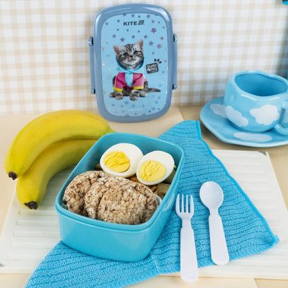 Lunchbox Kite z kotkiem z jedzeniem na stole, pojemnik na śniadanie z jajkiem, bananem i sztućcami dla dzieci
