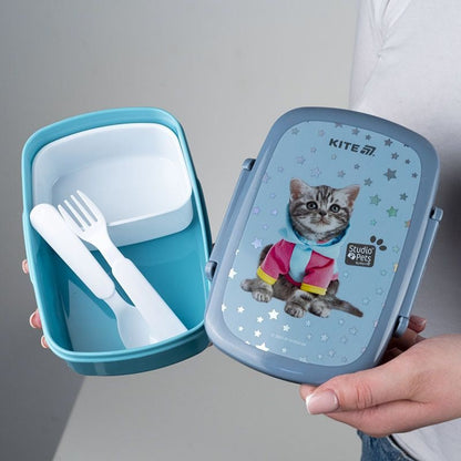 Otwarty lunchbox Kite z kotkiem trzymany w dłoniach, pojemnik na śniadanie ze sztućcami dla dzieci