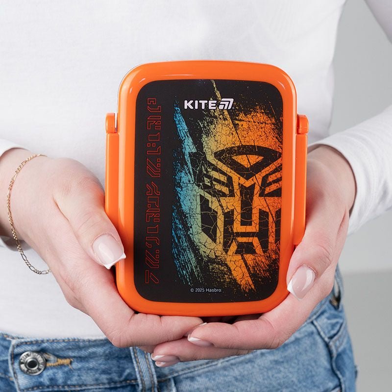 Śniadaniówka Transformers trzymany w dłoniach, zamknięty pojemnik na śniadanie dla dzieci z motywem robota