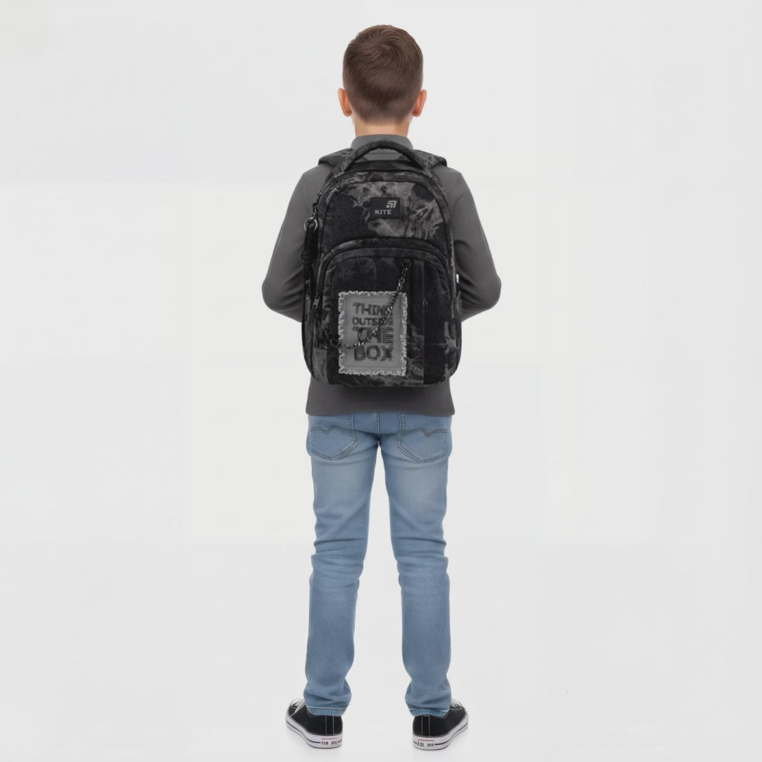 Černý batoh pro mládež školní Kite pro chlapce 9–12 let s řetízkem